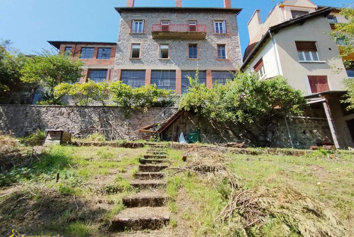 Immeuble avec 3 appartements, atelier, 3 garages et terrain à Thiers 