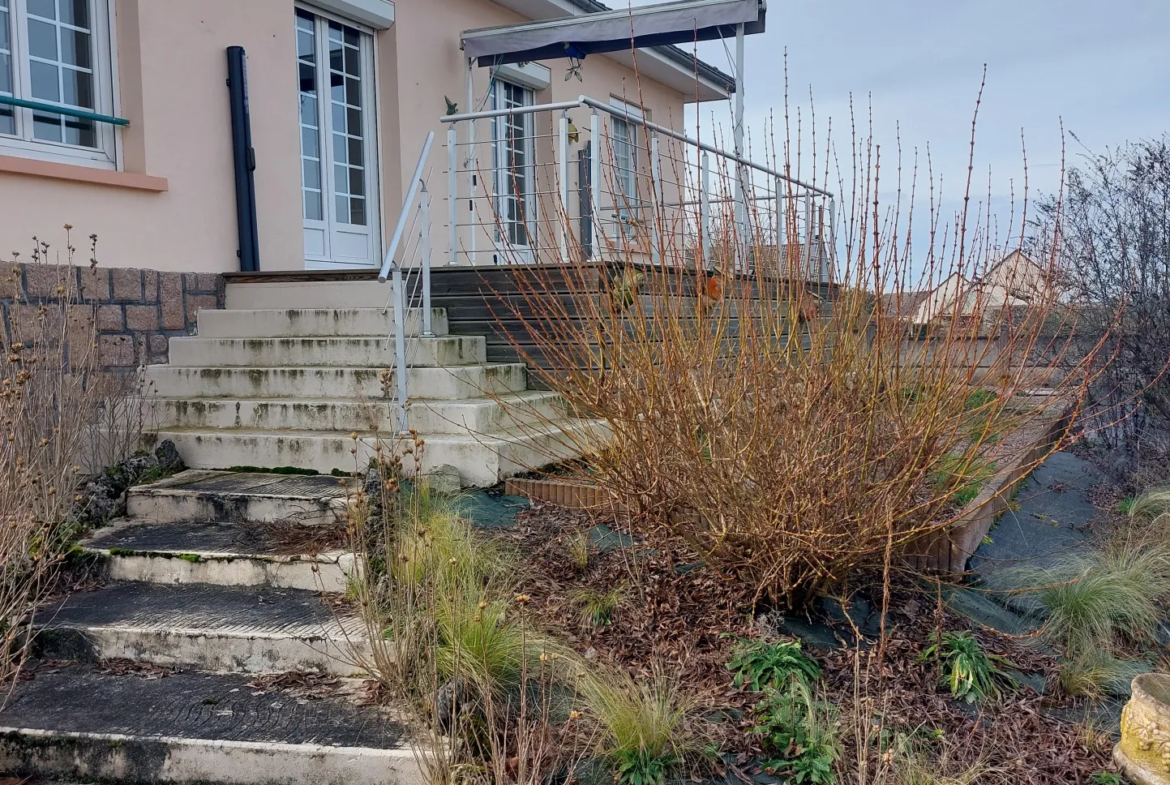 Belle maison rénovée avec grand terrain à St Germain des Fosses 