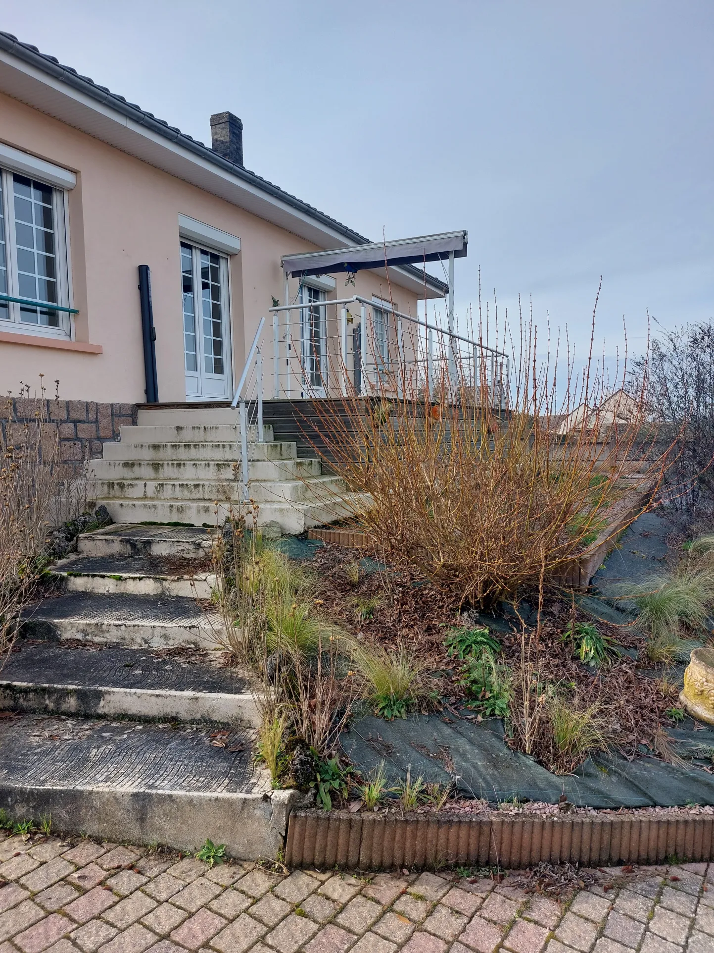 Belle maison rénovée avec grand terrain à St Germain des Fosses 