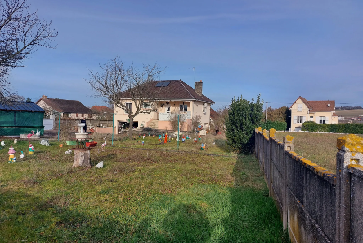 Belle maison rénovée avec grand terrain à St Germain des Fosses 