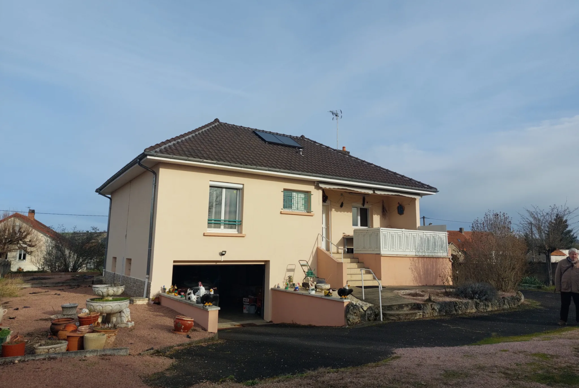 Belle maison rénovée avec grand terrain à St Germain des Fosses 