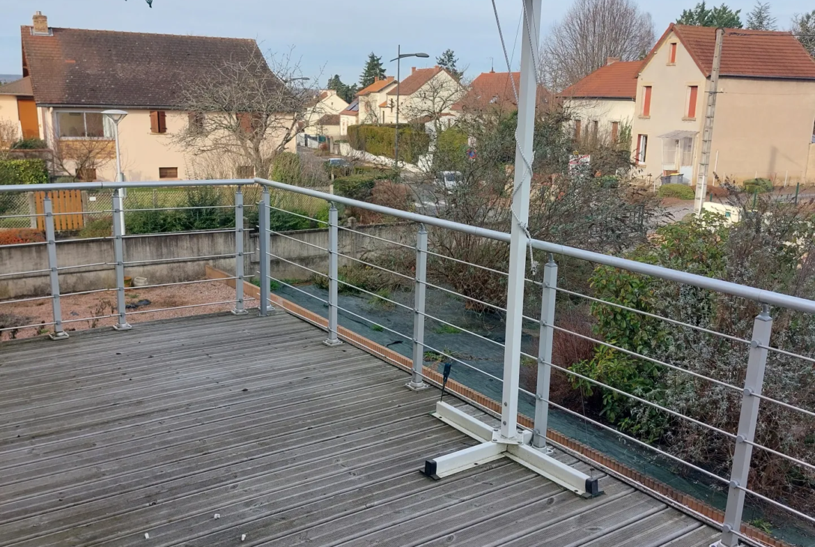 Belle maison rénovée avec grand terrain à St Germain des Fosses 