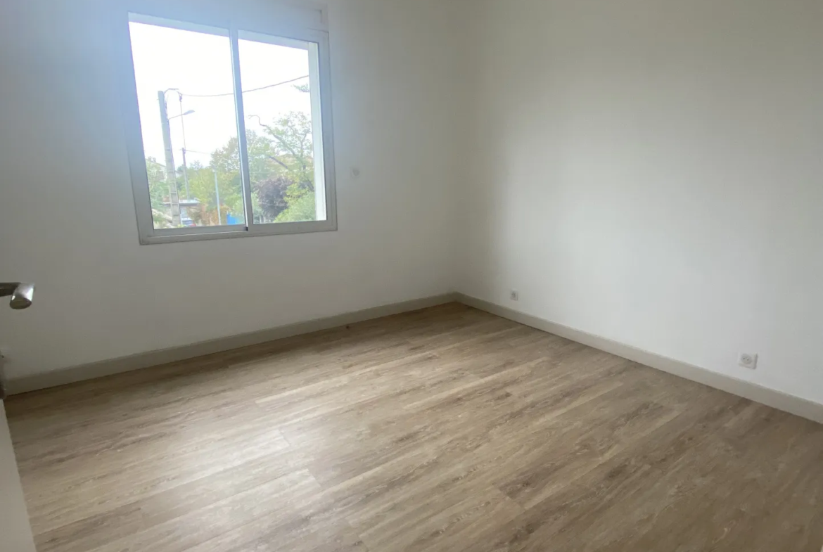 Appartement T4 rénové 92m2 avec balcons, garage et entrée privative à Les Angles 