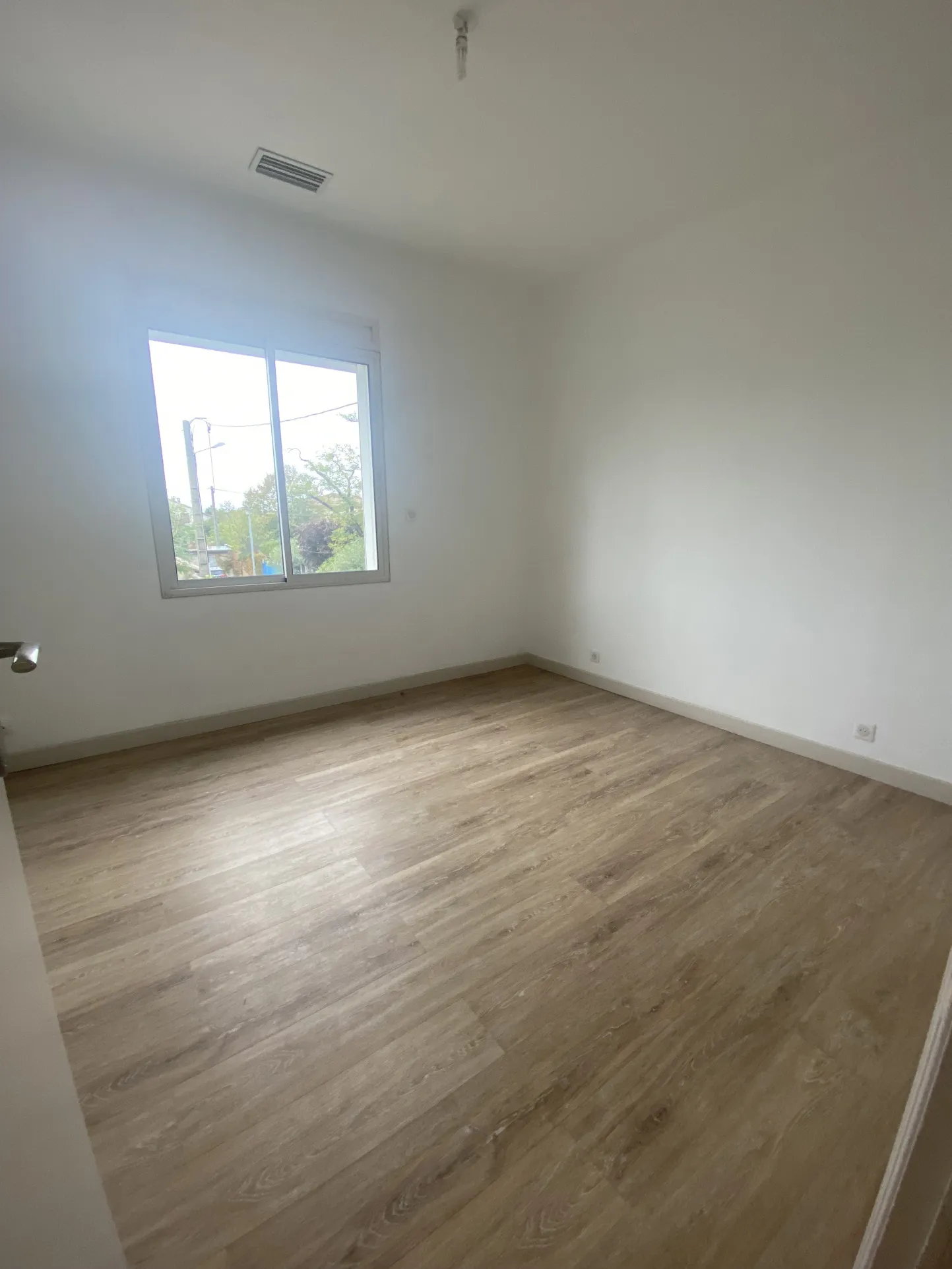 Appartement T4 rénové 92m2 avec balcons, garage et entrée privative à Les Angles 