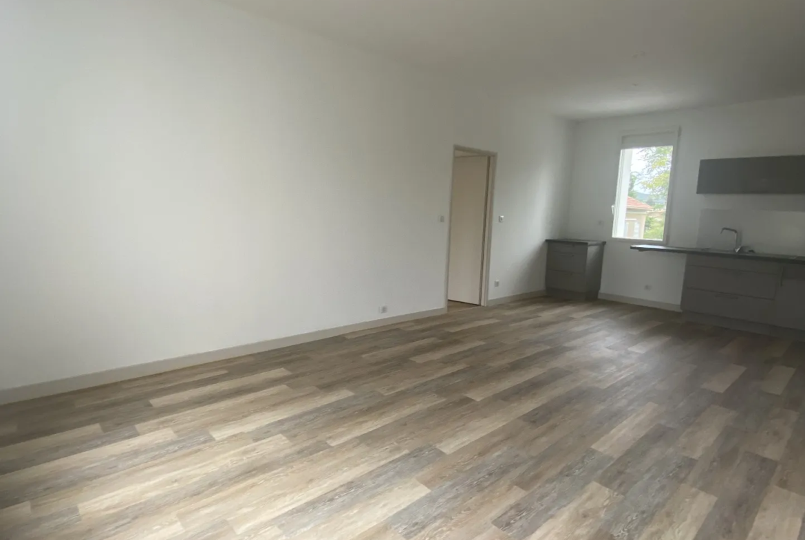 Appartement T4 rénové 92m2 avec balcons, garage et entrée privative à Les Angles 