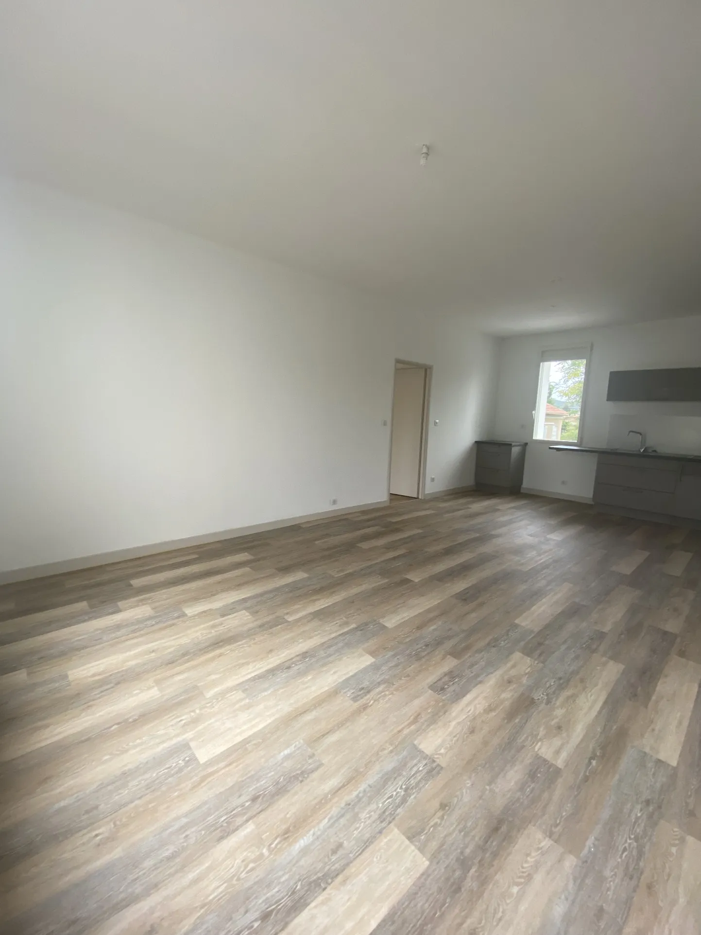 Appartement T4 rénové 92m2 avec balcons, garage et entrée privative à Les Angles 