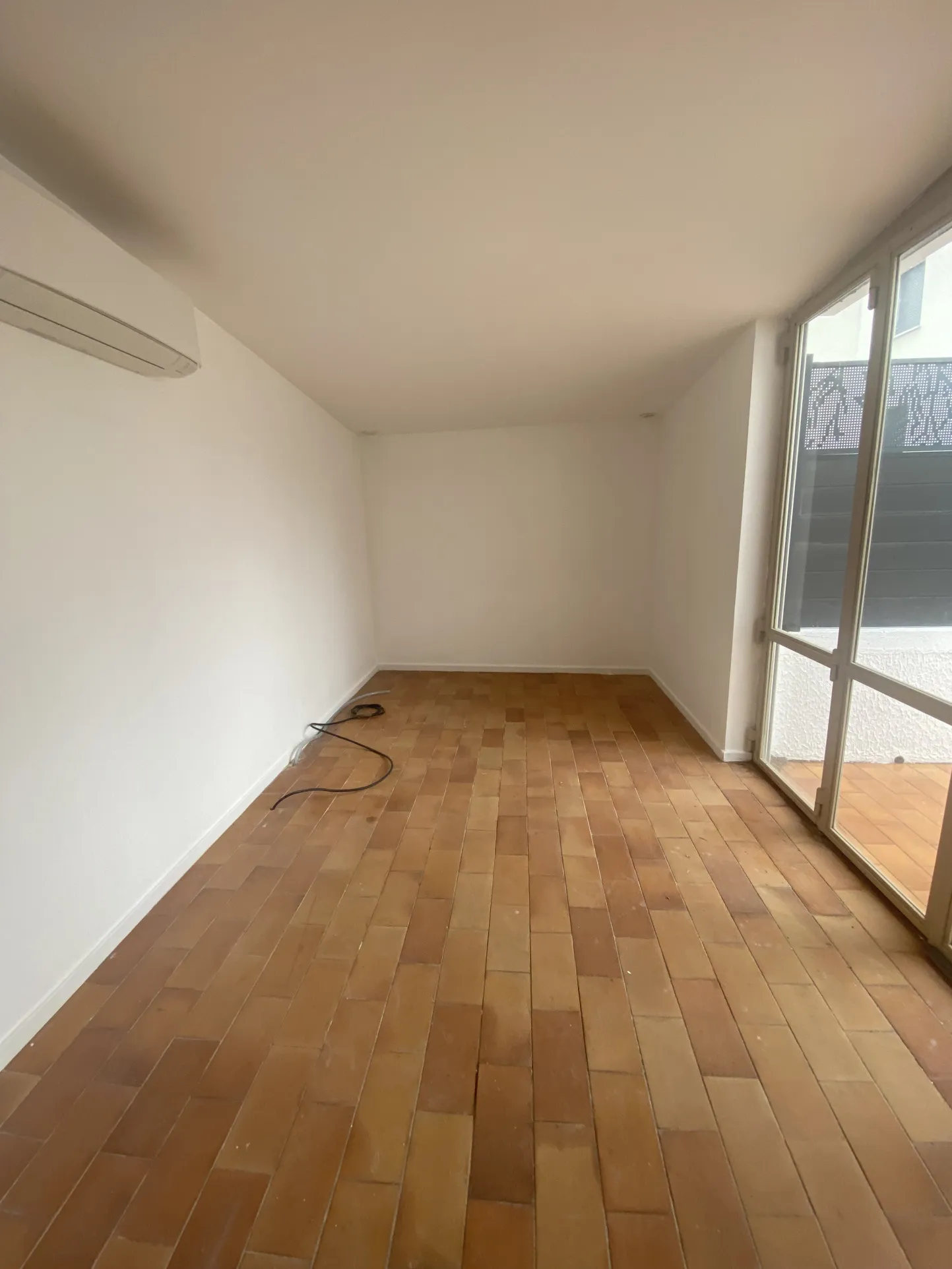 Appartement T4 rénové 92m2 avec balcons, garage et entrée privative à Les Angles 