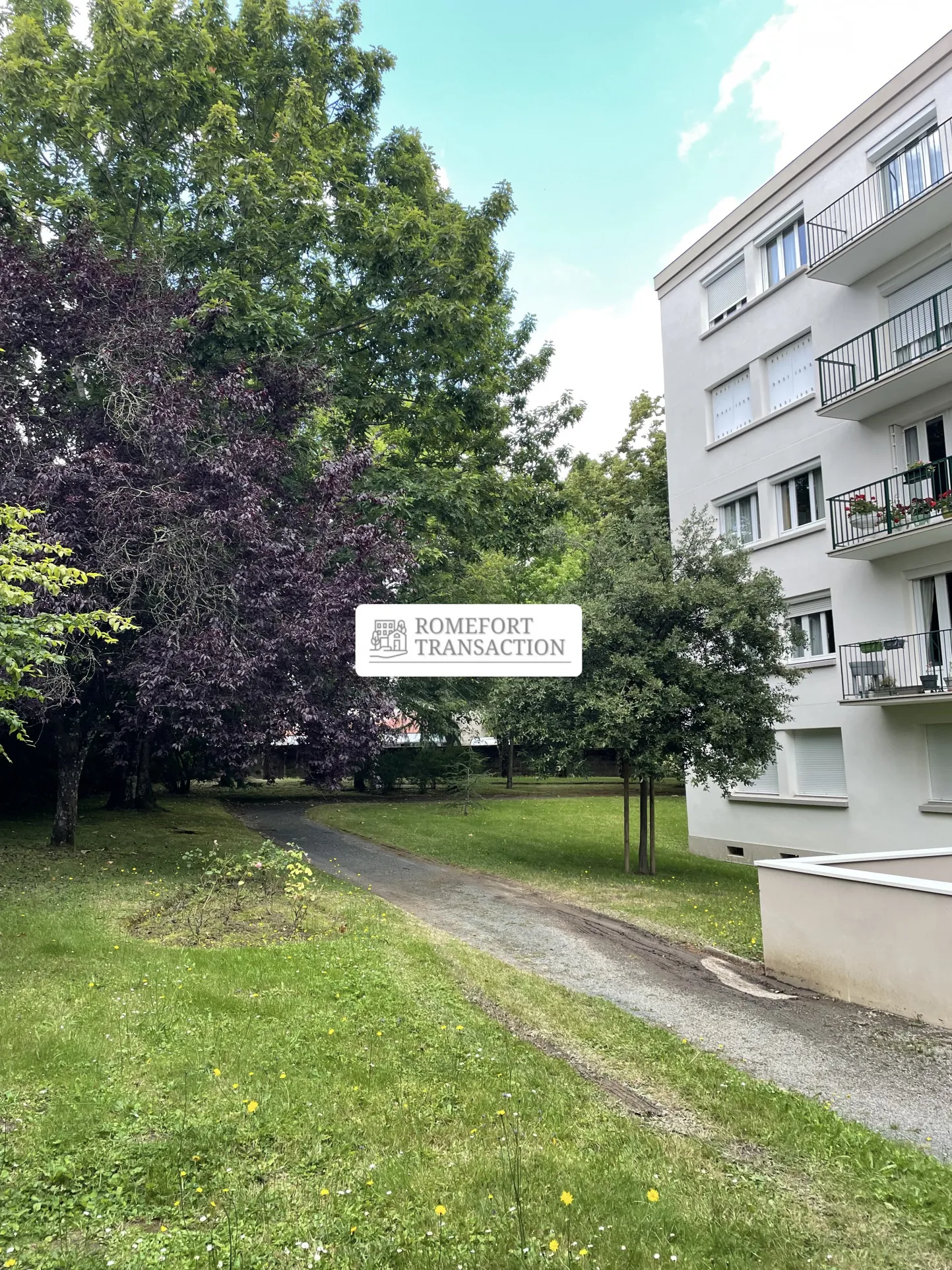 Appartement à Nantes Longchamp avec balcon et box 