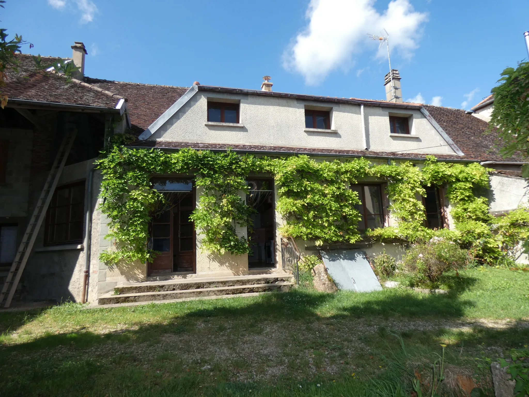 Maison à Bussy-en-Othe avec Garage et Grange 