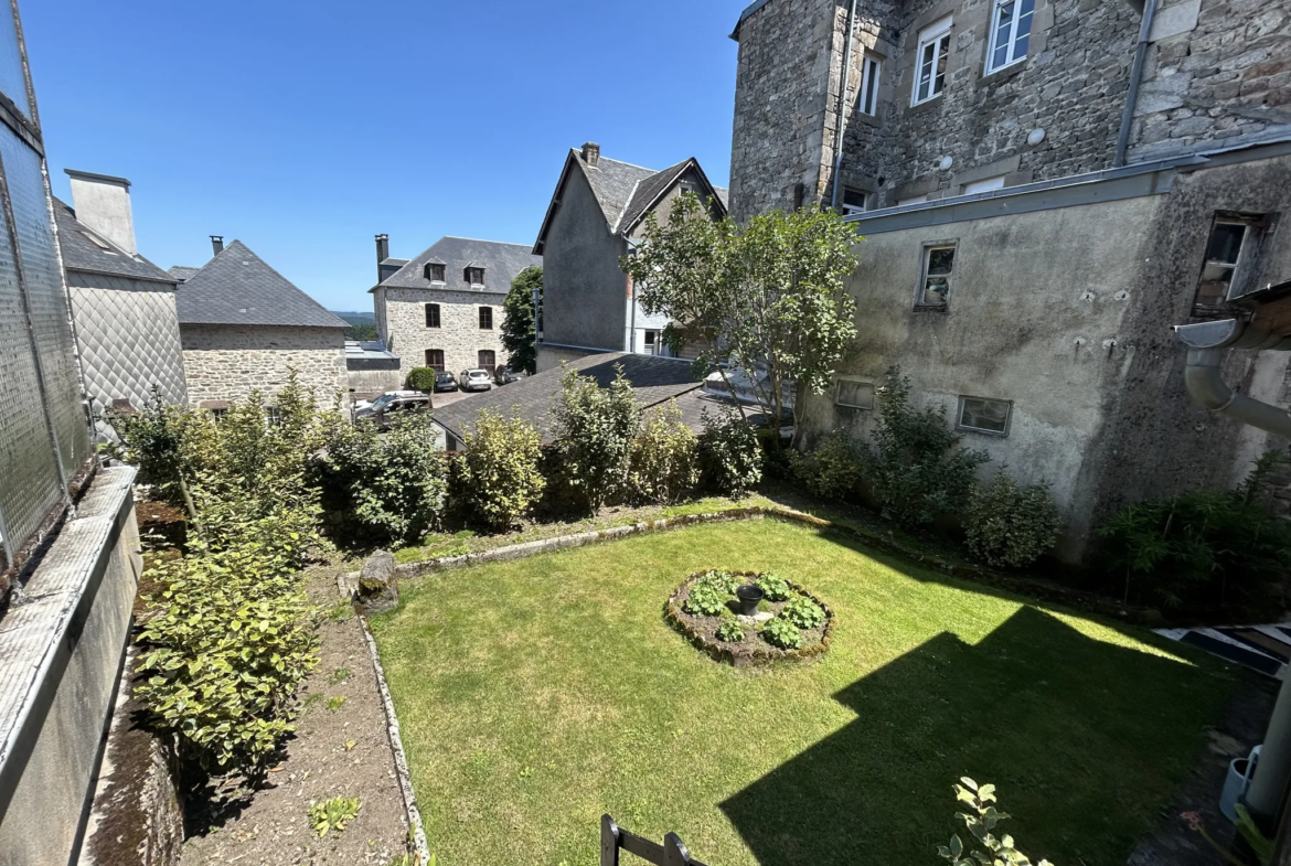 Maison à Egletons en CORREZE - Local commercial transformable en appartement 