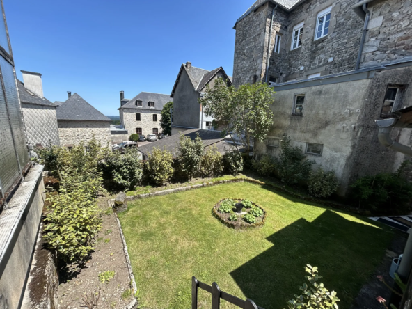 Maison à Egletons en CORREZE - Local commercial transformable en appartement