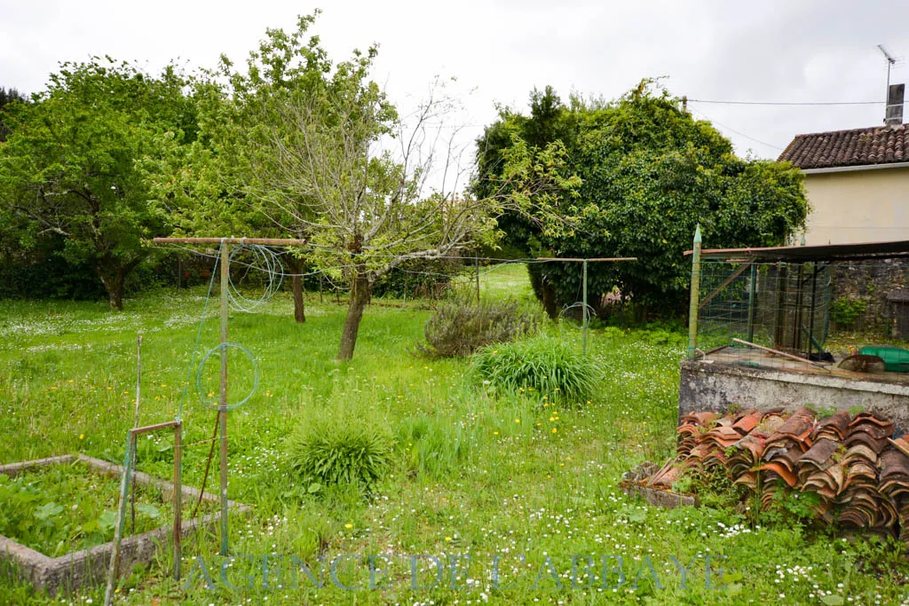 Maison à Port-d'Envaux avec 2 Chambres et Grand Terrain 