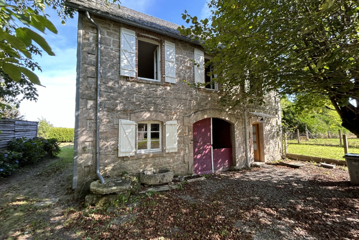 Maison rénovée avec atelier et garage à St Yriex le Dejalat 