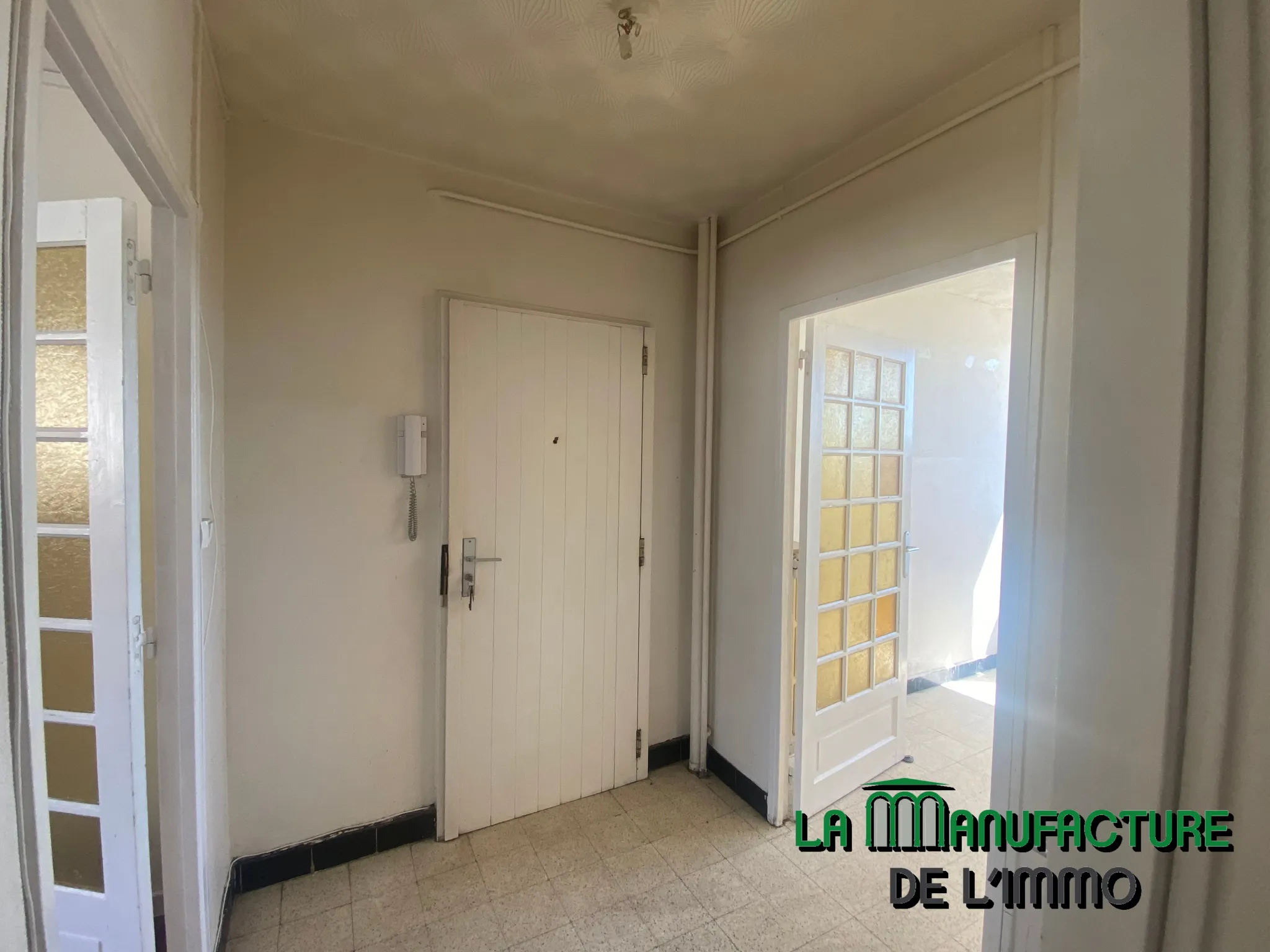 Appartement F3 Traversant avec Balcons - Parking Collectif - Bergson 