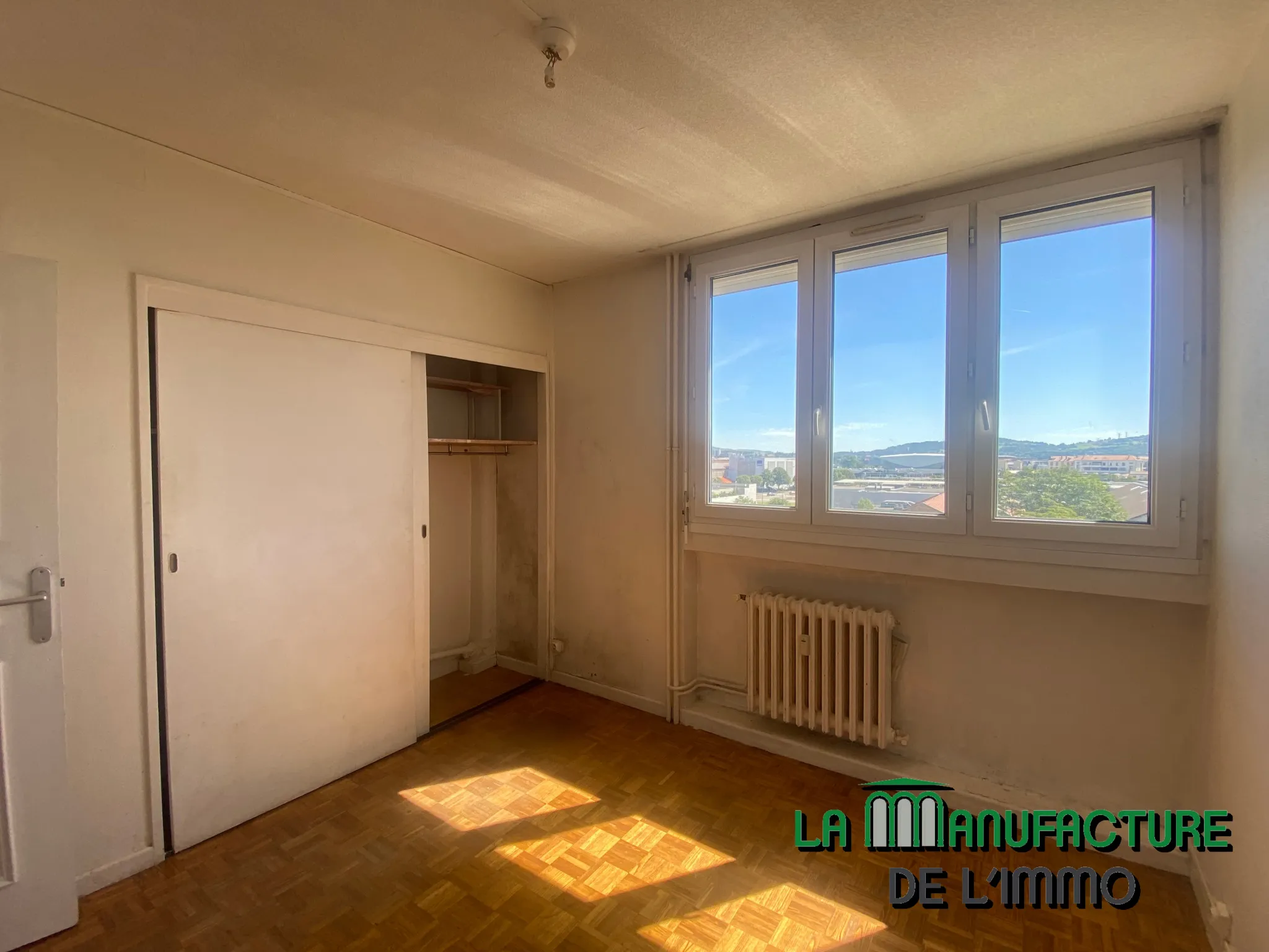 Appartement F3 Traversant avec Balcons - Parking Collectif - Bergson 