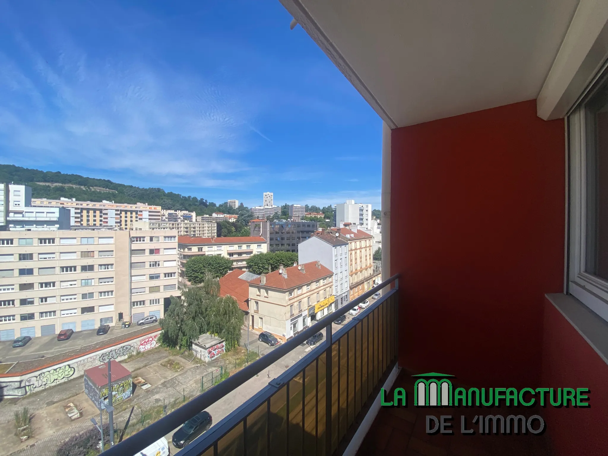 Appartement F3 Traversant avec Balcons - Parking Collectif - Bergson 