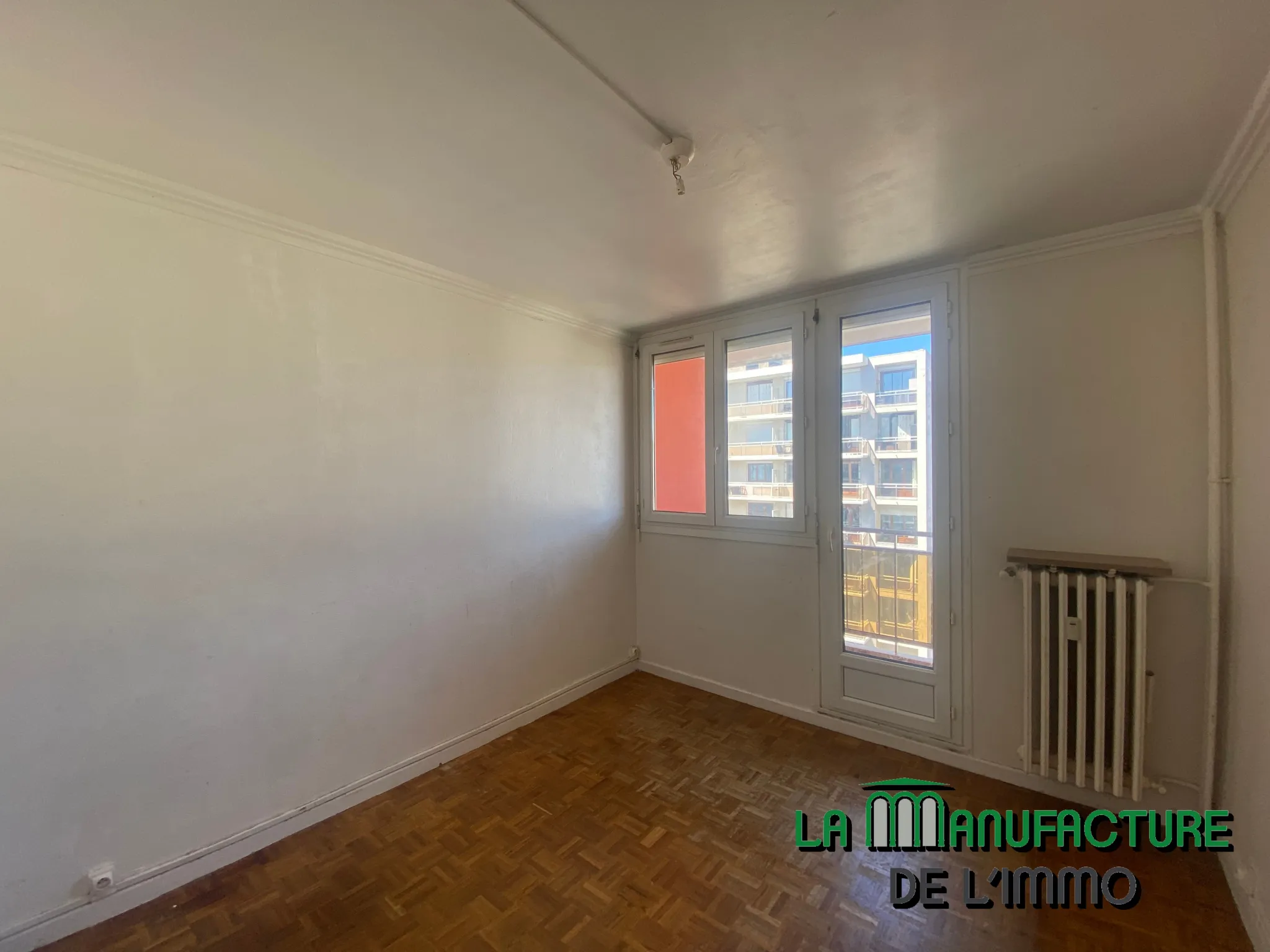 Appartement F3 Traversant avec Balcons - Parking Collectif - Bergson 