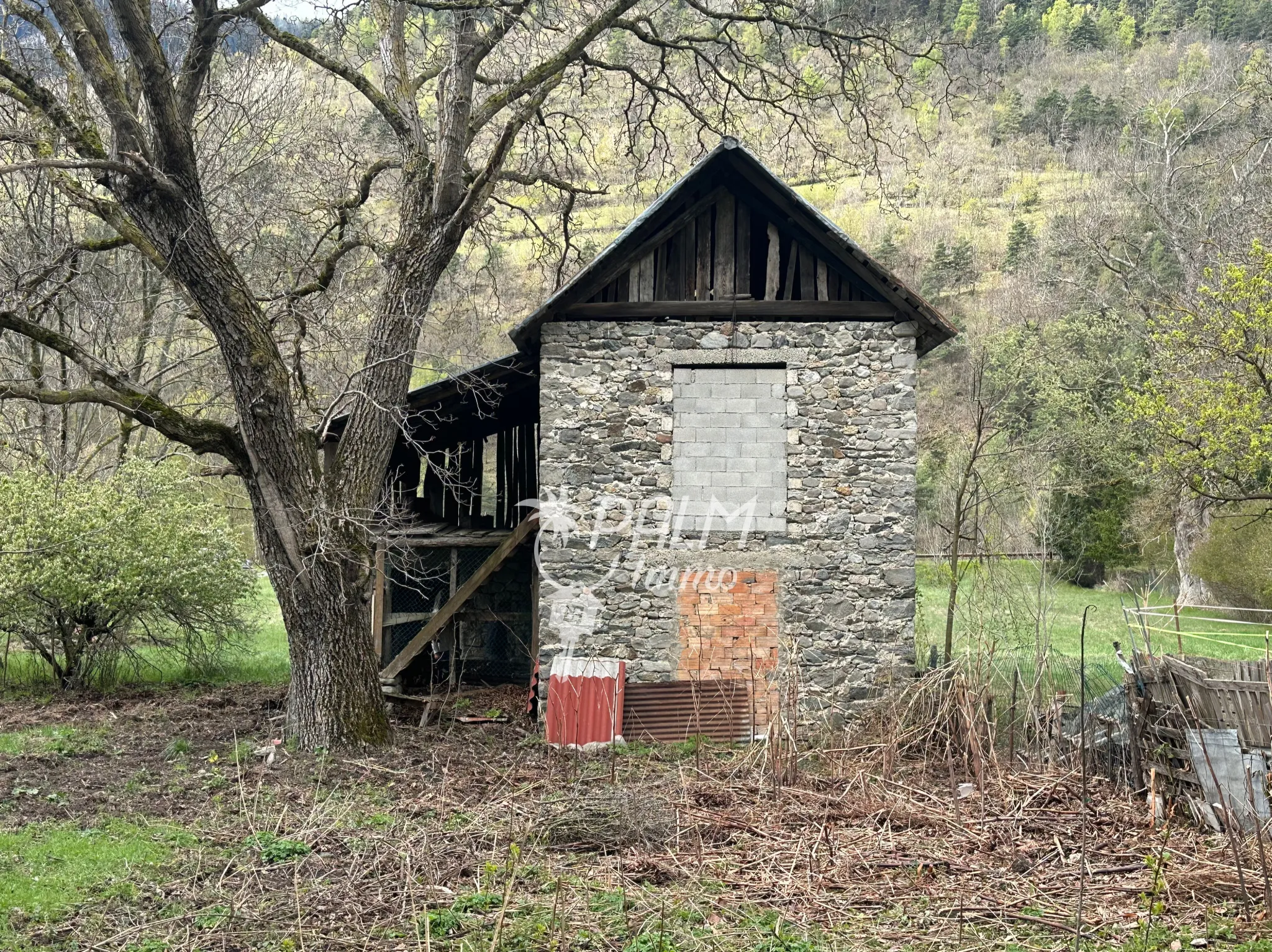 Charming Sheepfold with Renovation Potential in Saint-Etienne-de-Tinée 