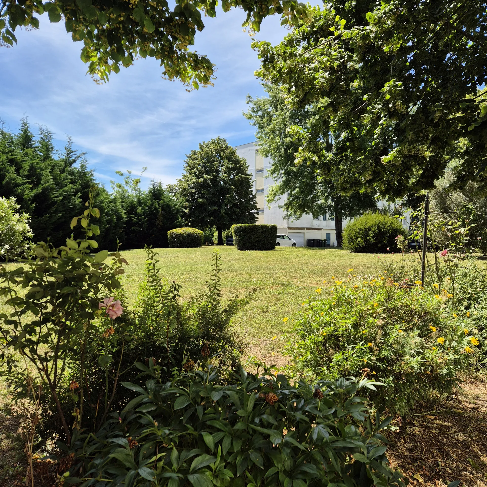 Charming 2-Bedroom Apartment in Carbon-Blanc 