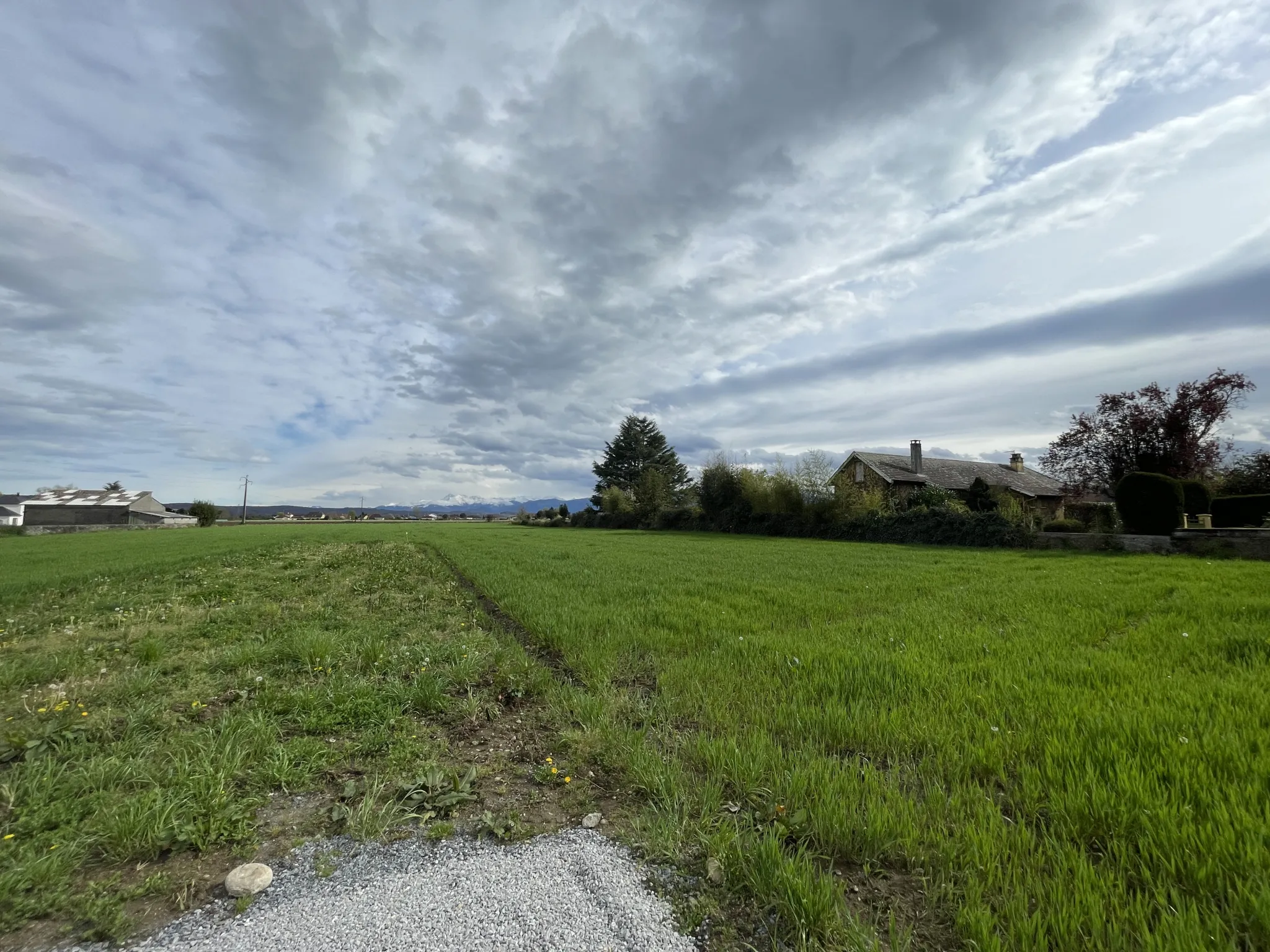 Terrain plat de 1280 m2 à Bordes avec vue sur les Pyrénées 