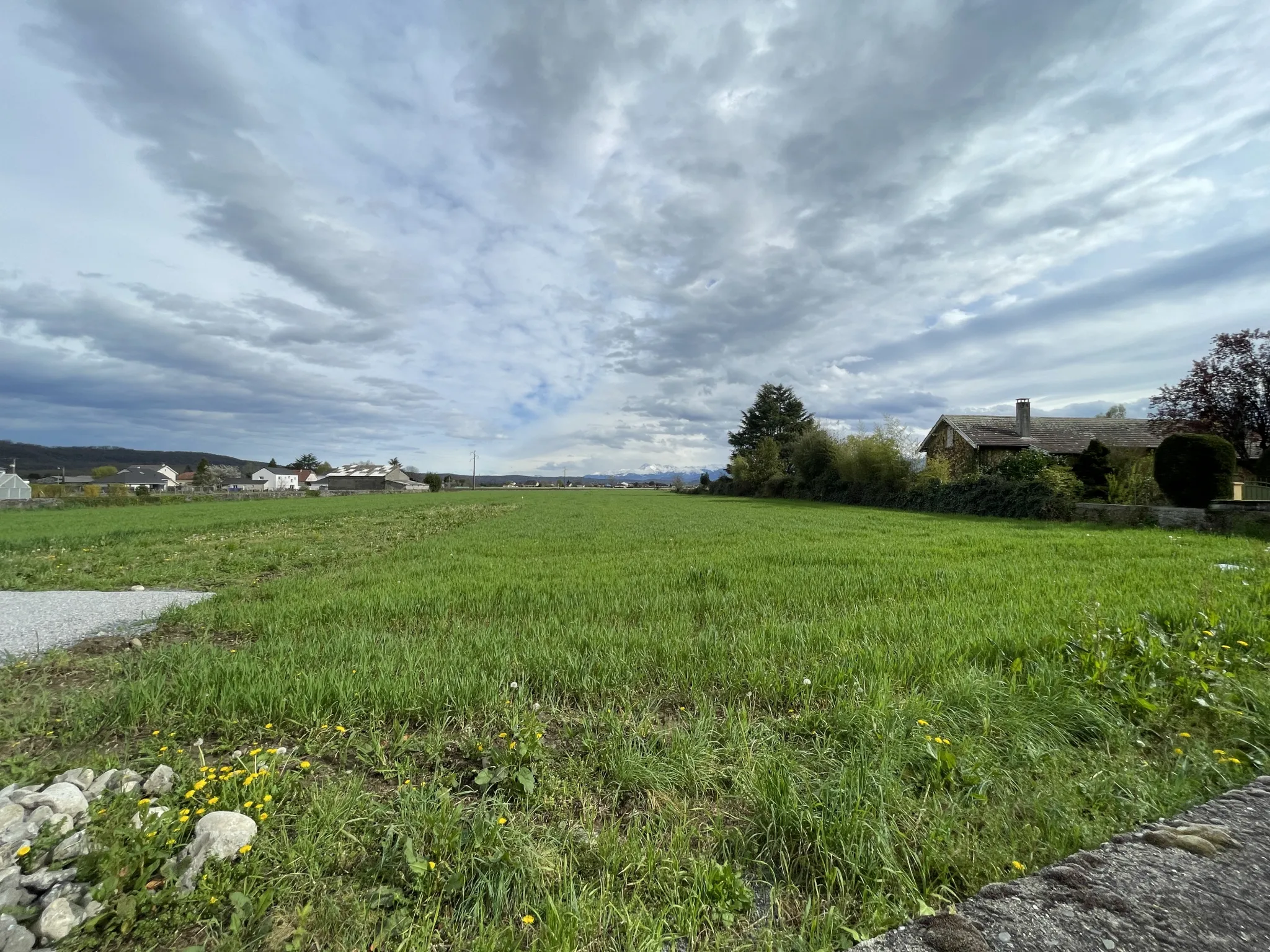 Terrain plat de 1280 m2 à Bordes avec vue sur les Pyrénées 