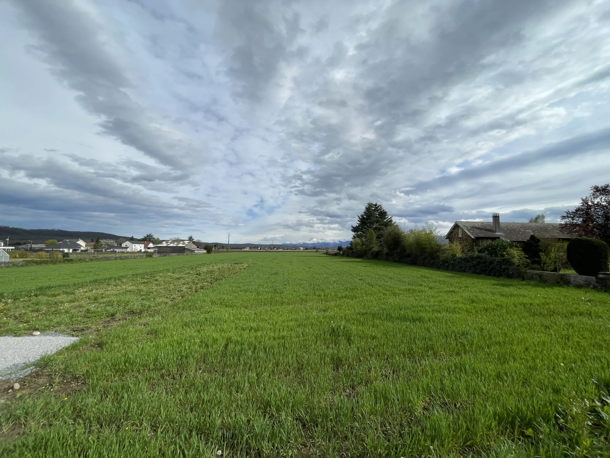 Terrain plat de 1280 m2 à Bordes avec vue sur les Pyrénées 