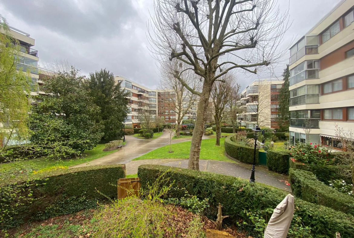 Bel appartement avec piscine et tennis à Le Chesnay 