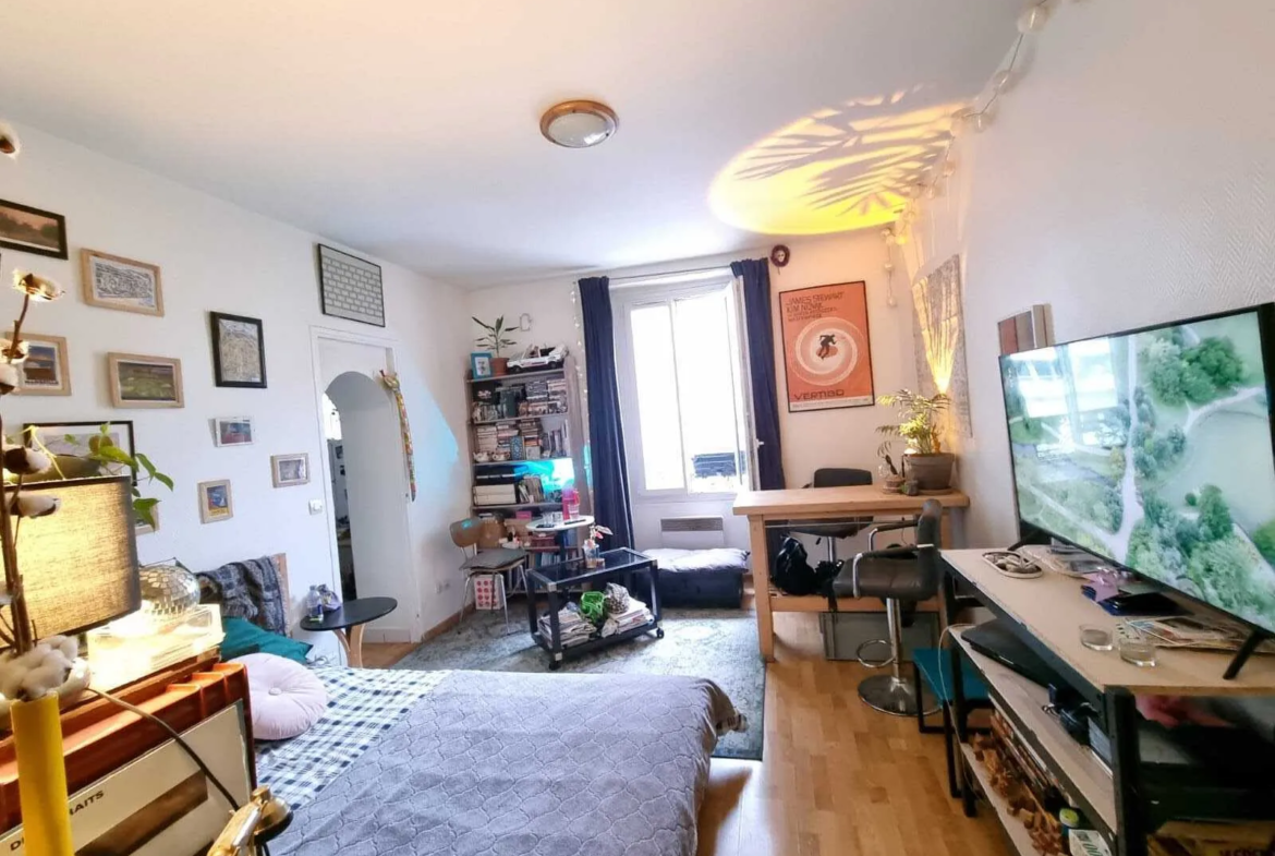 Studio lumineux à vendre dans une rue calme à Paris 