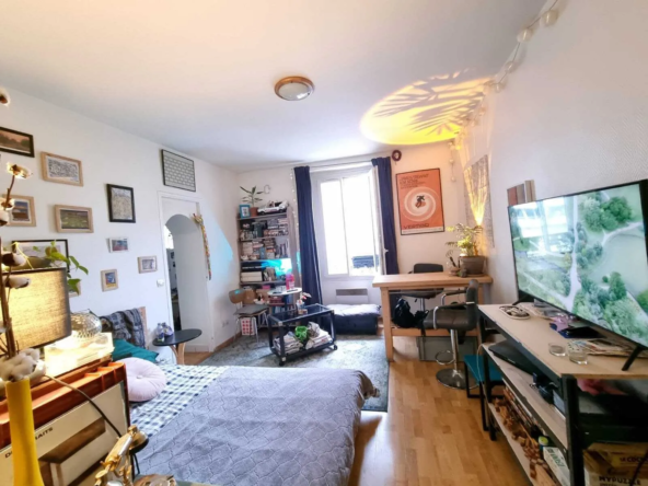 Studio lumineux à vendre dans une rue calme à Paris