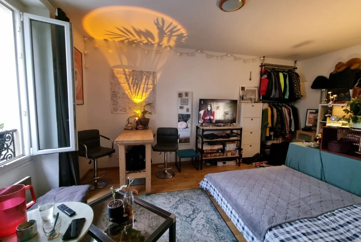 Studio lumineux à vendre dans une rue calme à Paris 