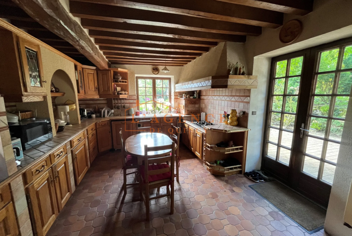 Maison Briarde avec 4 Chambres et Jardin Arboré à Villemareuil 