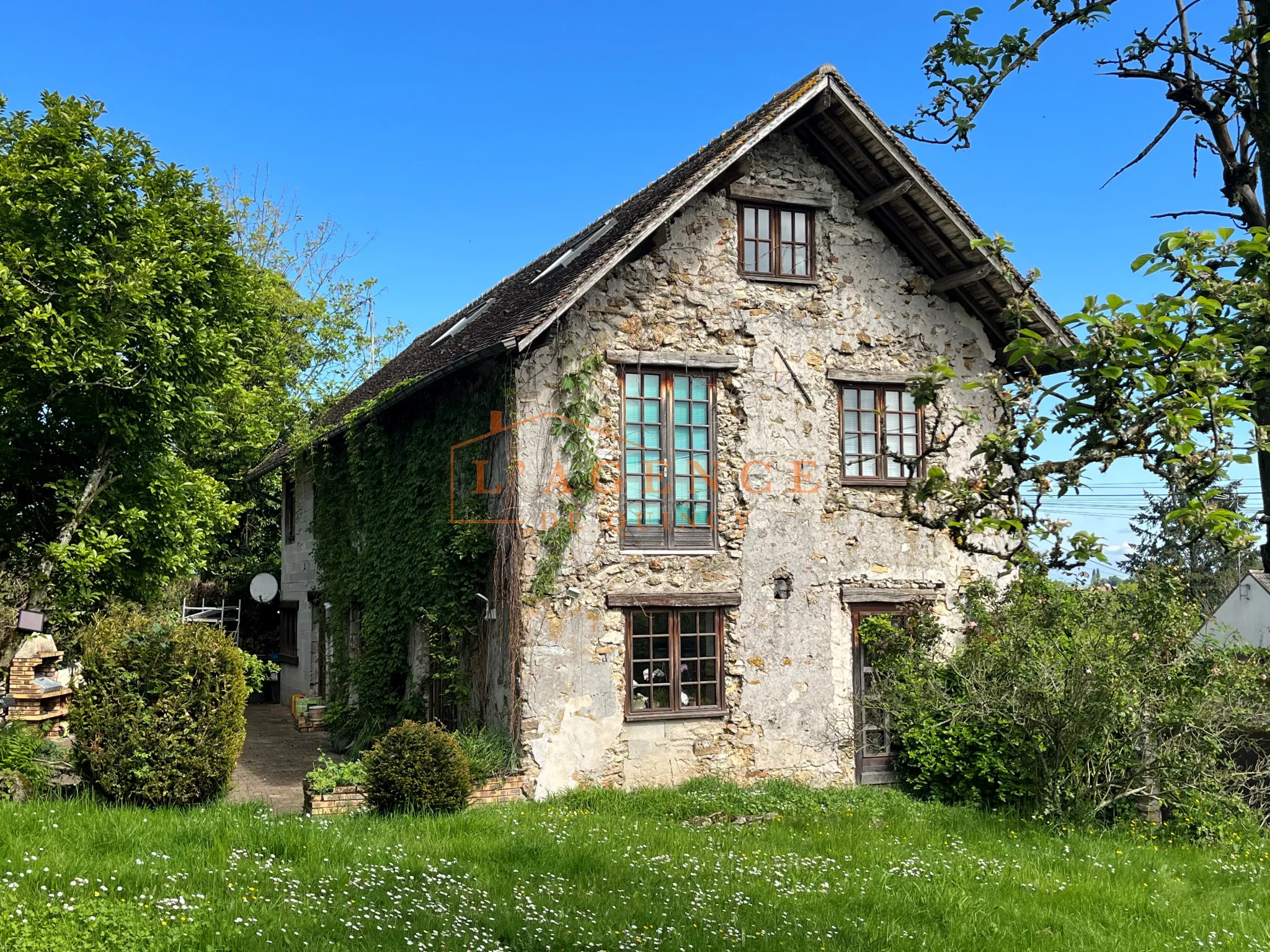 Maison Briarde avec 4 Chambres et Jardin Arboré à Villemareuil 