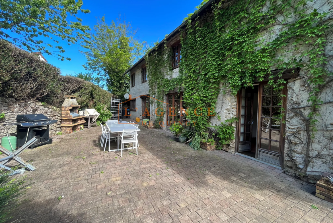 Maison Briarde avec 4 Chambres et Jardin Arboré à Villemareuil 