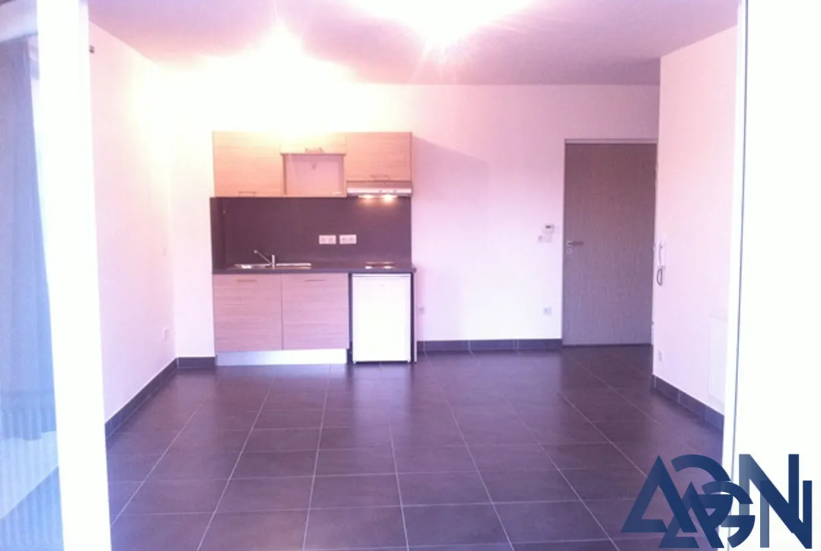 Appartement T2 de 45.1m2 avec terrasse et parking à Juvignac 