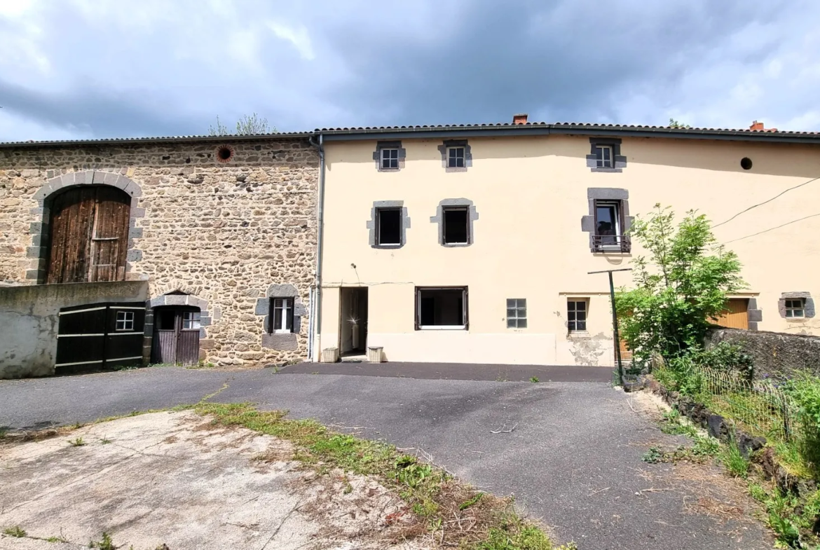 Corps de Ferme à Réhabiliter avec Maison d'Habitation et Dépendances 