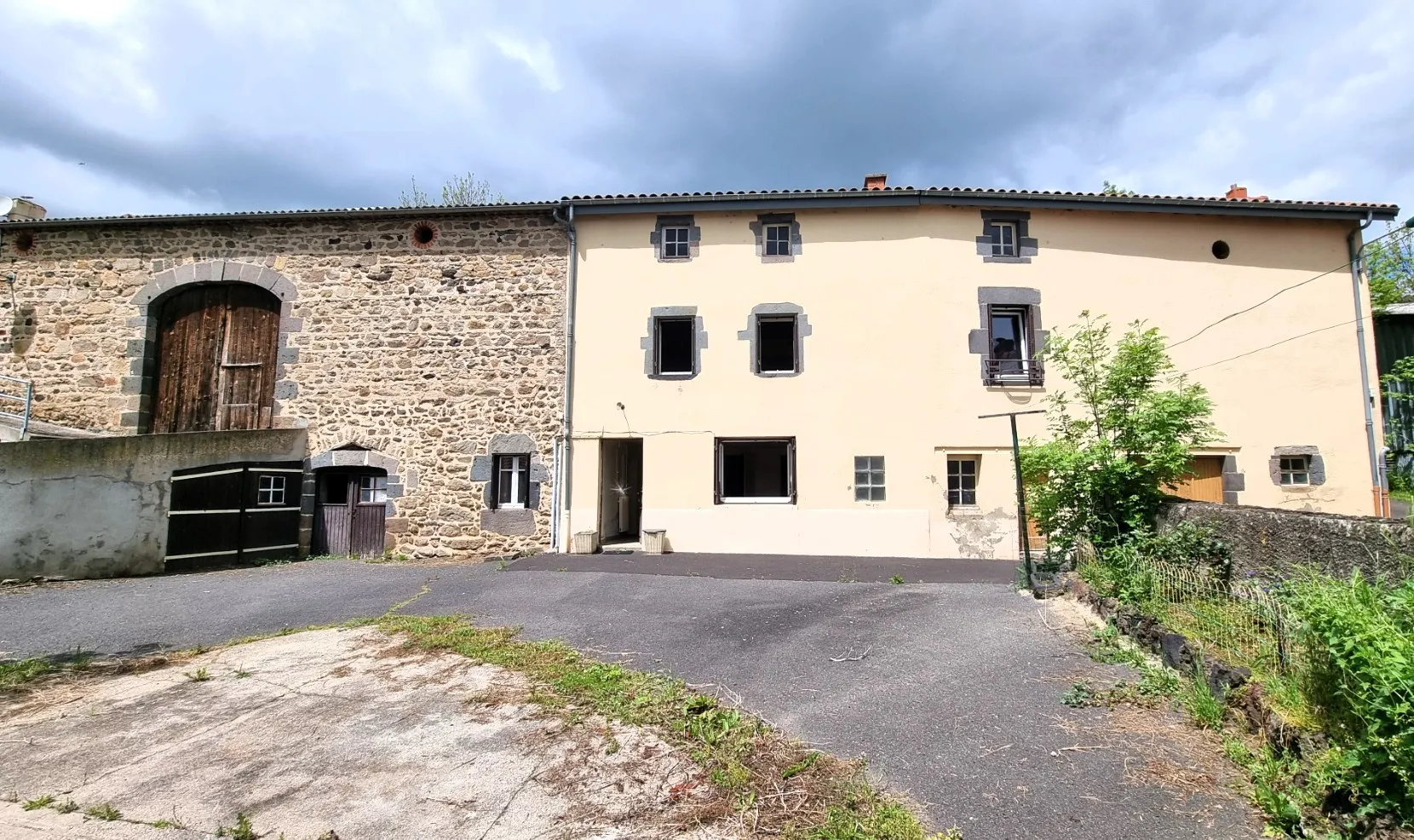 Corps de Ferme à Réhabiliter avec Maison d'Habitation et Dépendances 