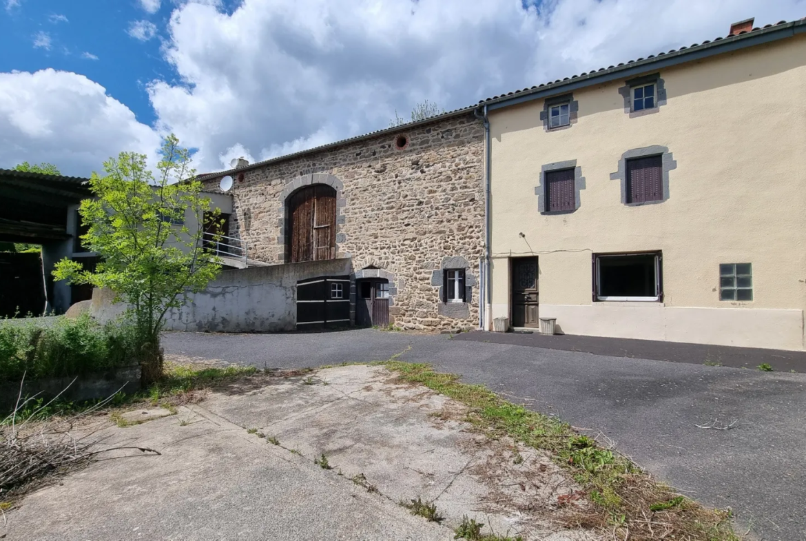 Corps de Ferme à Réhabiliter avec Maison d'Habitation et Dépendances 