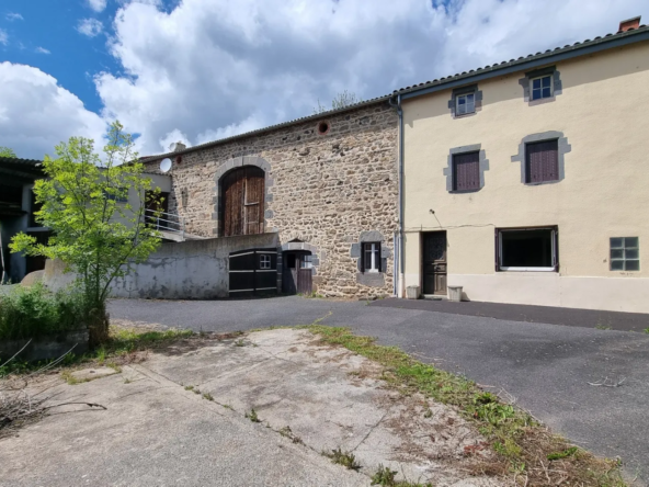 Corps de Ferme à Réhabiliter avec Maison d'Habitation et Dépendances