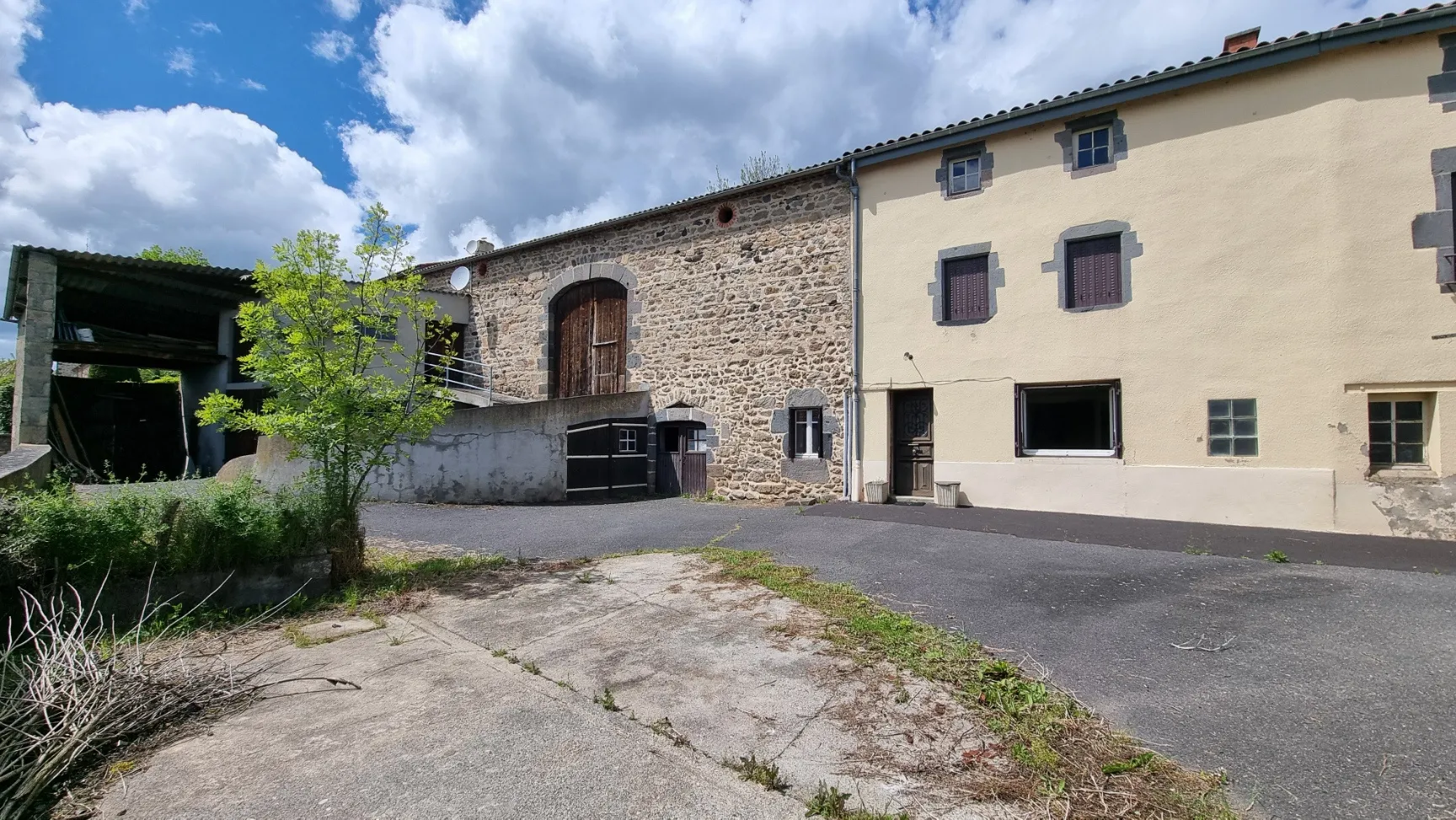 Corps de Ferme à Réhabiliter avec Maison d'Habitation et Dépendances 