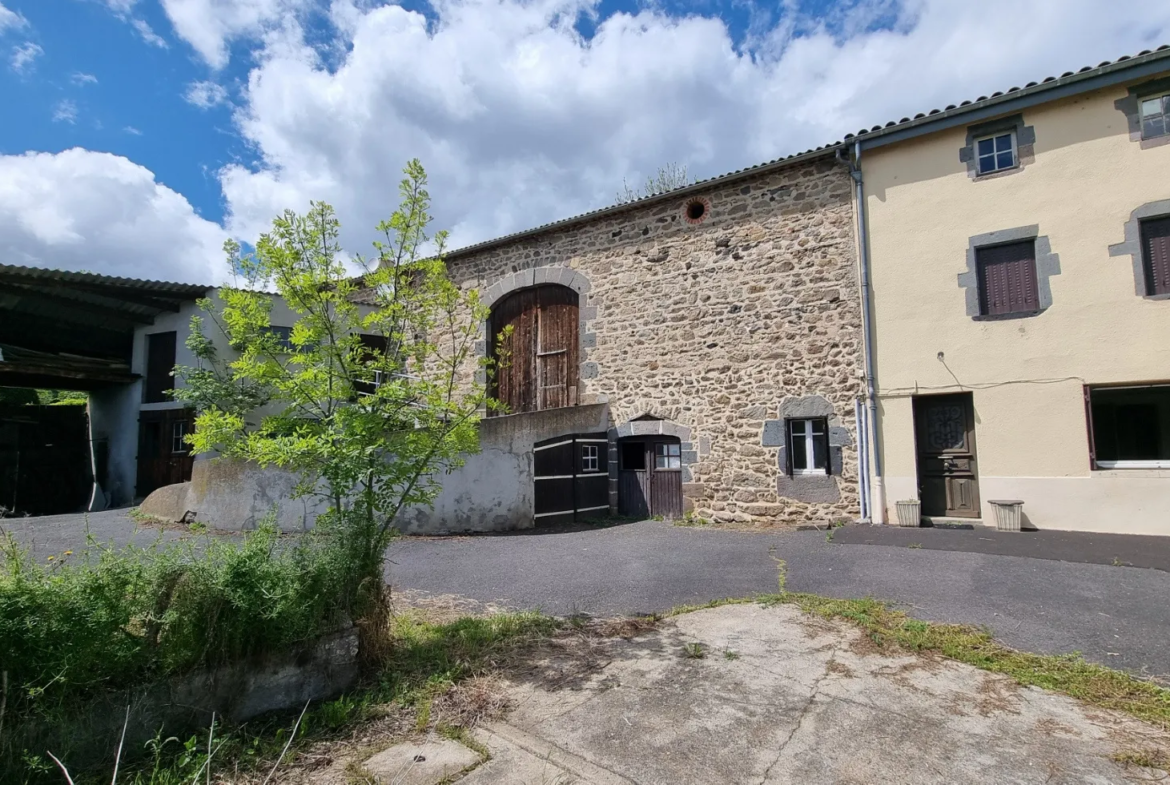 Corps de Ferme à Réhabiliter avec Maison d'Habitation et Dépendances 