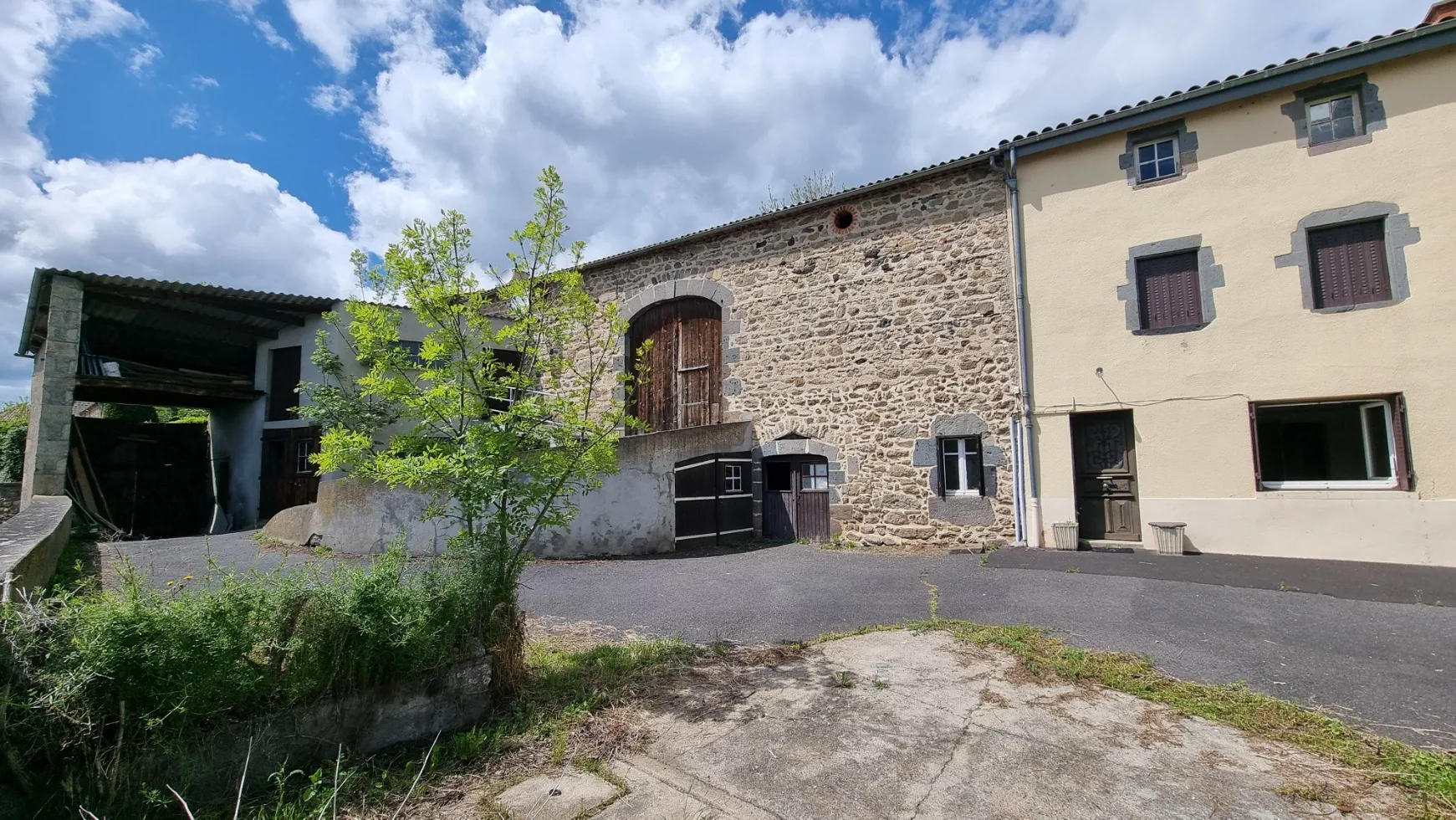 Corps de Ferme à Réhabiliter avec Maison d'Habitation et Dépendances 