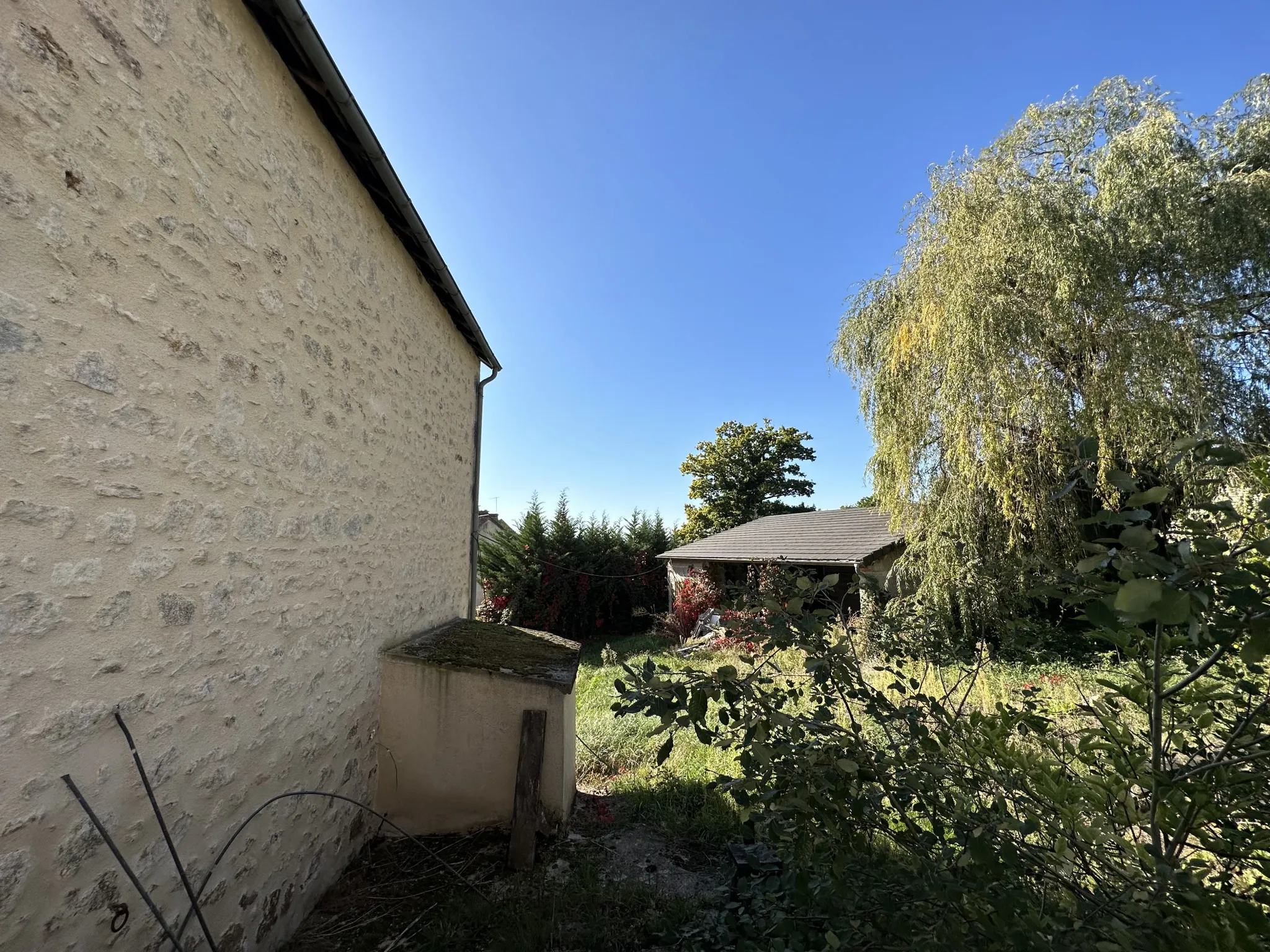 Maison en pierre à rénover à Nizerolles 