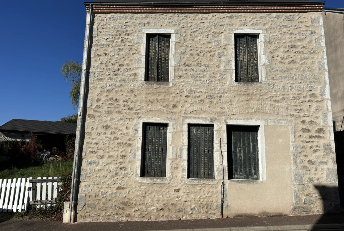 Maison en pierre à rénover à Nizerolles 