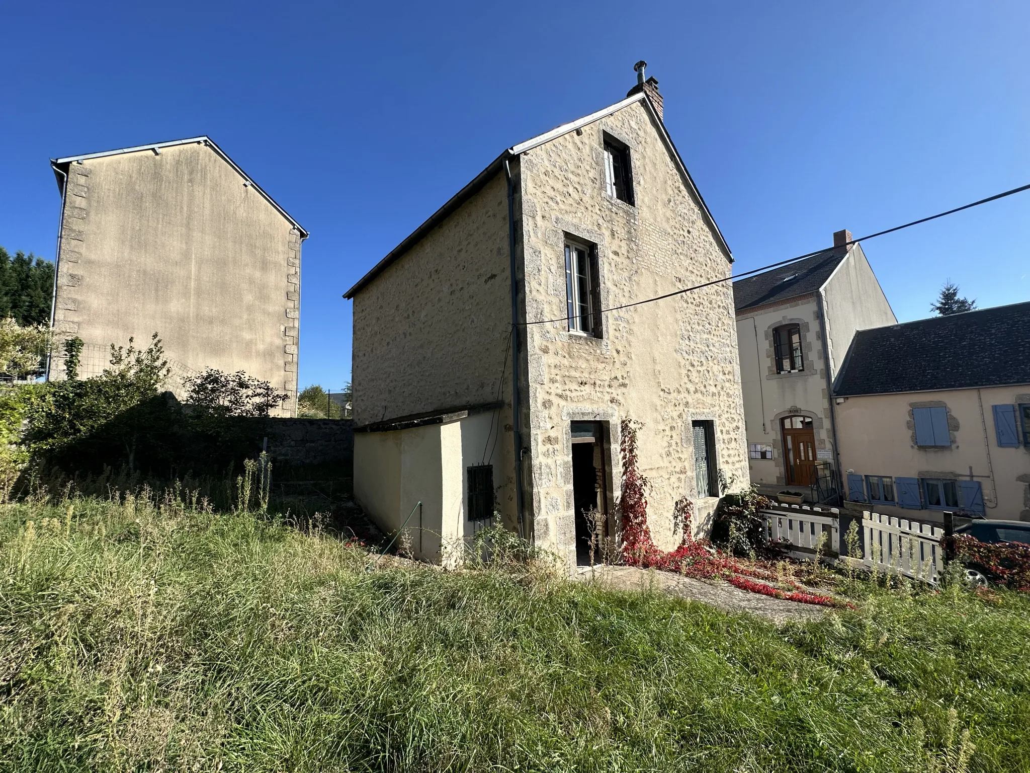 Maison en pierre à rénover à Nizerolles 