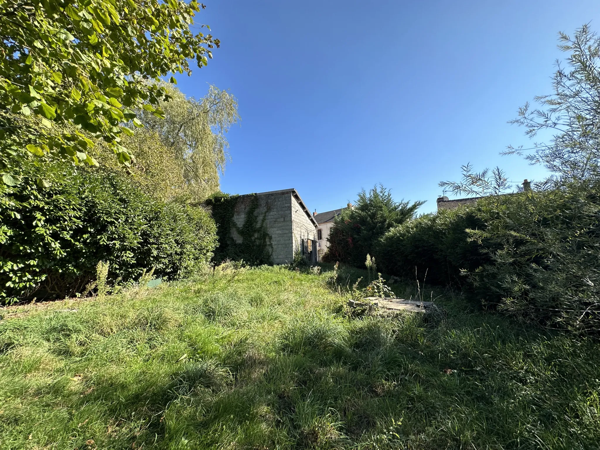 Maison en pierre à rénover à Nizerolles 