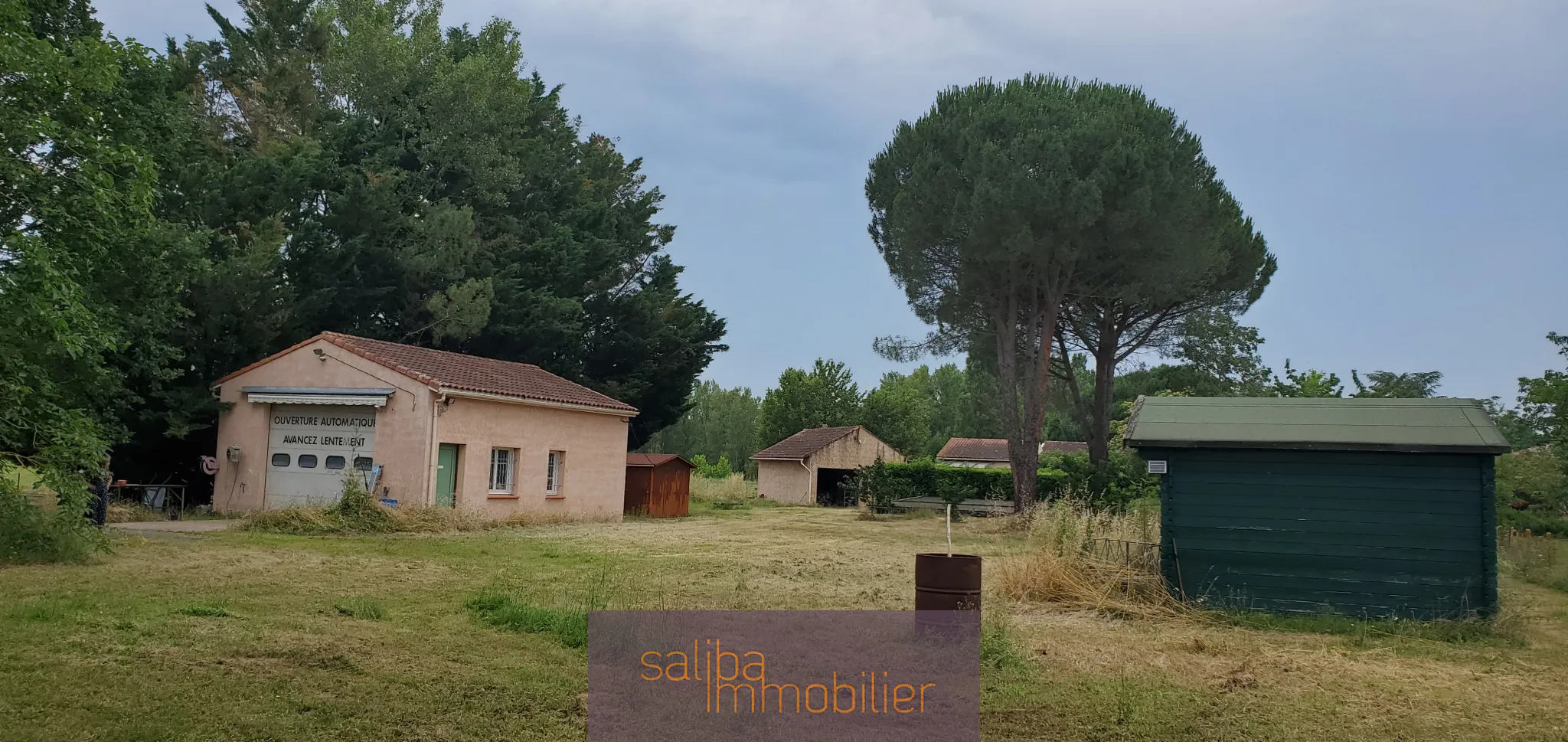 Terrain à bâtir avec garage à Loupiac 