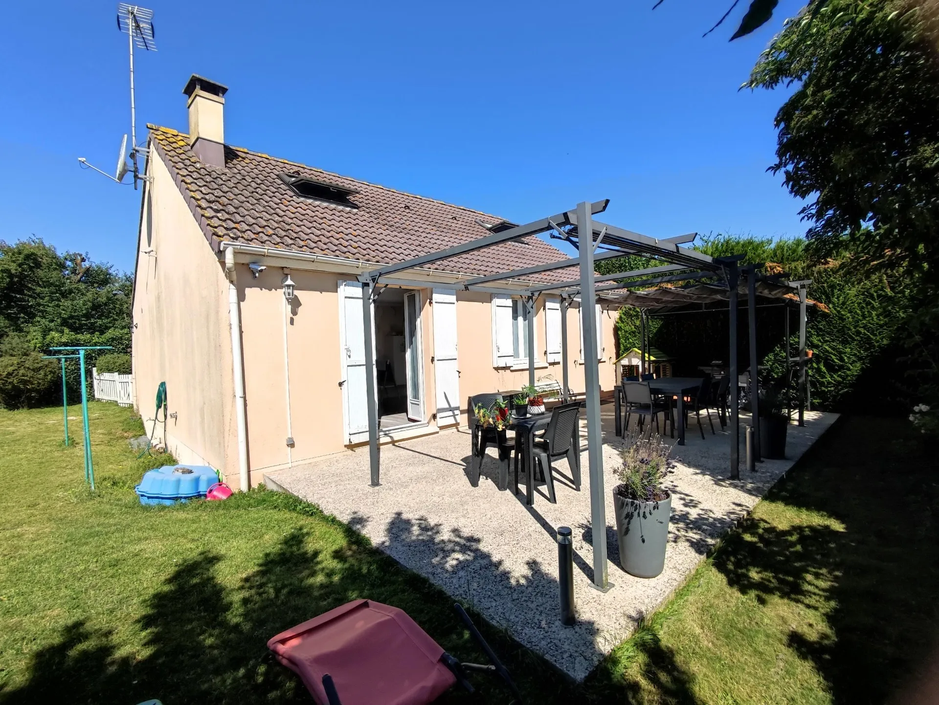 Belle maison rénovée avec véranda et jardin à Auneau 