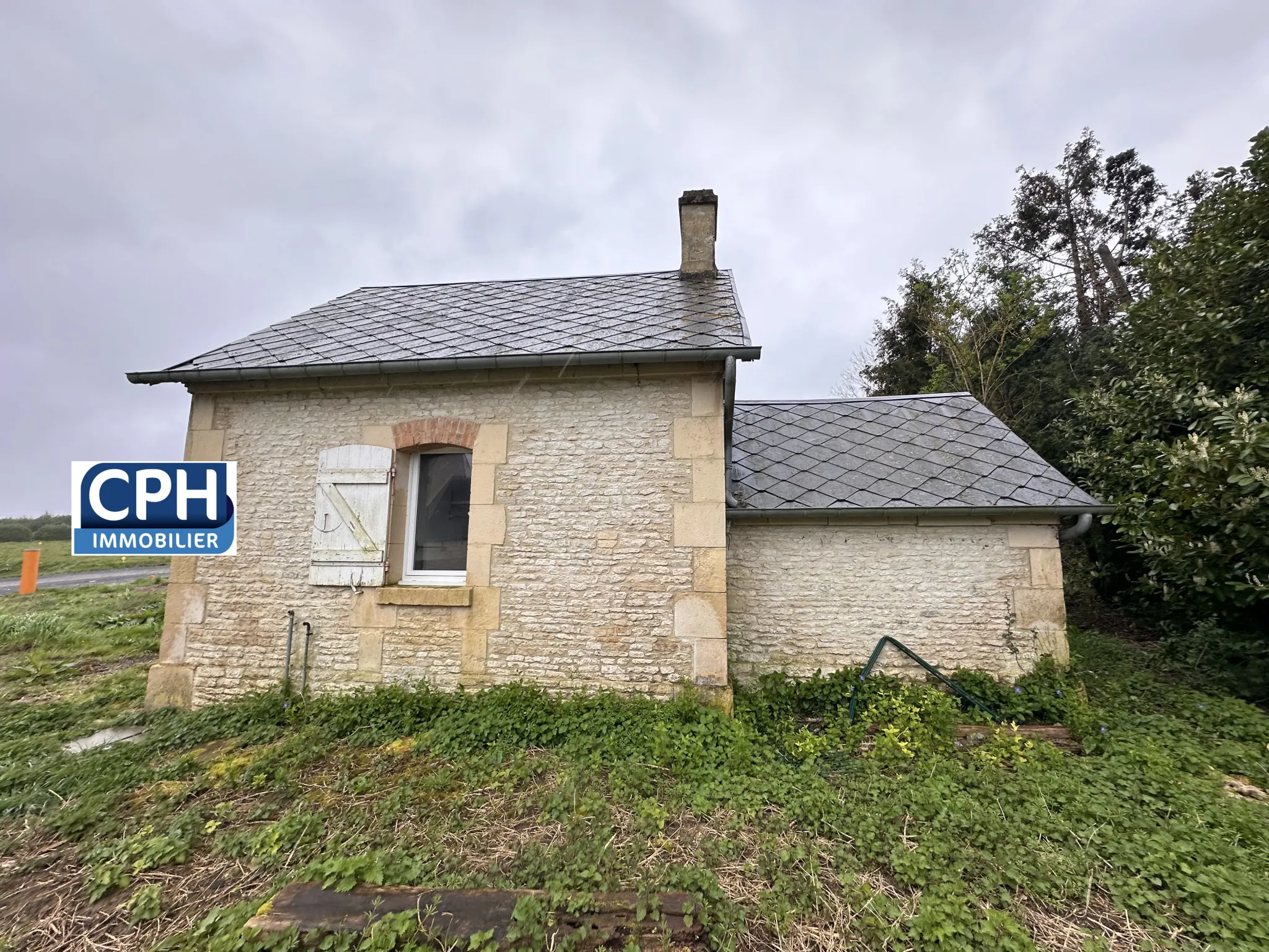 Terrain à bâtir avec petite maison à Rosel 