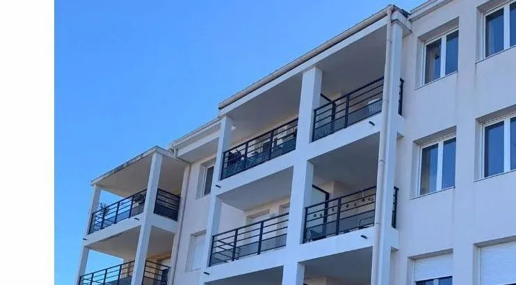 Appartement de Type 2 avec Balcon-Terrasse à Peypin 