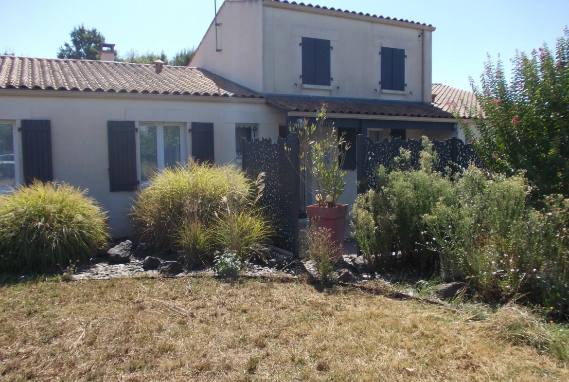 Maison contemporaine avec garage et piscine à Matha 